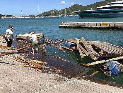 Estado del muelle del Sint Maarten Yacht Club tras el impacto del superyate GO (Daily Mail)