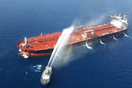 Estados Unidos acusa a los iraníes de estar detrás del incendio del buque, pero Teherán niega cualquier responsabilidad