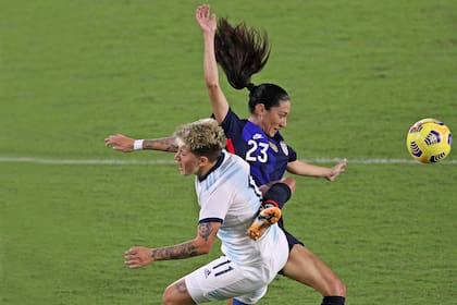 Yamila Rodríguez y Christen Press disputan una pelota aérea; Estados Unidos fue abrumadoramente superior a la Argentina.