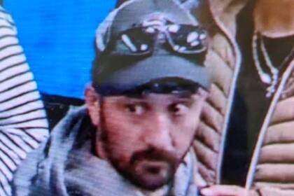 Marc Muffley, de 40 años, está acusado de posesión de un explosivo en un establecimiento aeroportuario y posesión o intento de colocar un artefacto explosivo o incendiario en un avión.