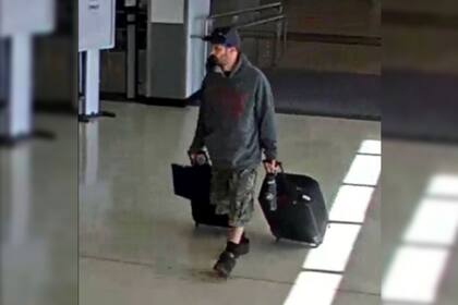 El material se encontró entre las pertenencias que Muffley había registrado el lunes en el Aeropuerto Internacional de Lehigh Valley para el vuelo 201 de Allegiant Air, que se dirigía al Aeropuerto Internacional de Orlando Sanford en Florida.