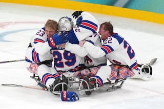 Estados Unidos arrolla a Canadá en final de hockey sobre hielo en Juegos Paralímpicos