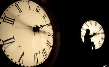 Estados Unidos cambiará al horario estándar el 1° de noviembre de 2026, cuando los relojes deberán atrasarse una hora (AP Foto/Charlie Riedel, Archivo)