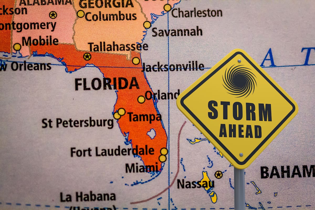 Estados Unidos enfrenta este miércoles una jornada meteorológica crítica, con una extensa franja de riesgo por inundaciones que recorre 1609 km desde Nebraska hasta el Panhandle de Florida