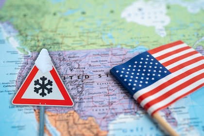 Estados Unidos enfrenta un fin de semana de contrastes que incluye nevadas de hasta dos pies en la Sierra Nevada y tormentas de hielo críticas en el Atlántico Medio