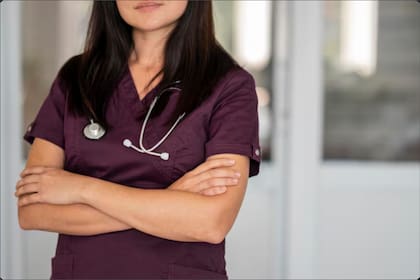 Estados Unidos enfrenta una escasez de licenciados en enfermería, mientras que Florida lidera al país en porcentaje de graduación del sector