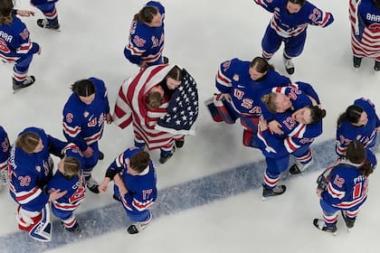 Estados Unidos gana su tercer oro olímpico en hockey femenino al vencer 2-1 a Canadá en la final