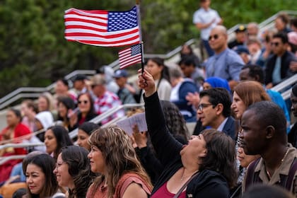 Estados Unidos le dio la bienvenida a 878.500 nuevos ciudadanos en el año fiscal 2023