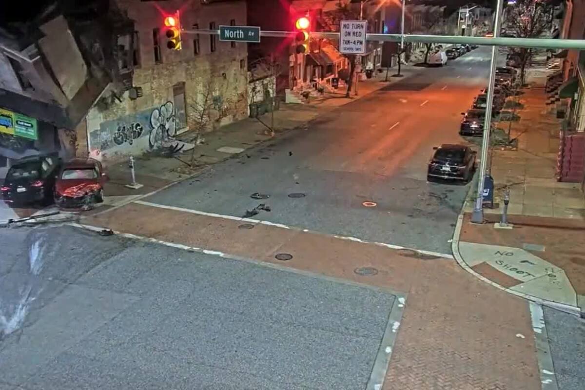 Estados Unidos: una persecusión policial terminó con un violento choque y el colapso de un edificio.