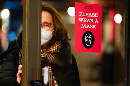 Un letrero para el uso de mascarillas en Nueva York, donde ya no será necesario usar barbijo en interiores