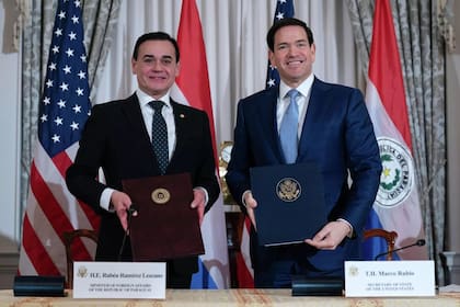 Estados Unidos y Paraguay firman acuerdo que prevé mayor presencia militar estadounidense en América del Sur
