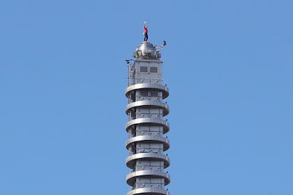 Estadounidense Alex Honnold escala el rascacielos Taipéi 101 sin sogas