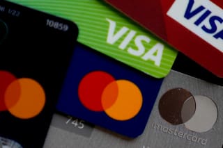 Estadounidenses ahorrarían US$100.000 millones si se limitaran las tasas de tarjetas de crédito