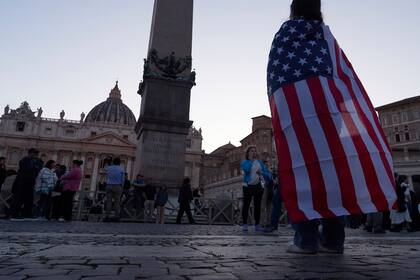 Estadounidenses en la Plaza de San Pedro quedan estupefactos por la elección del nuevo papa