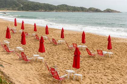 Estaleirinho, una playa que se anuncia como exclusiva, rodeada por grandes casas de ricos y famosos.