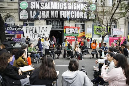 “Estamos acá para garantizar que las clases sigan existiendo. Esta toma es una herramienta para visibilizar un problema, no para interrumpir la educación”, enfatizan los estudiantes