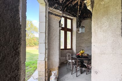 "Estamos en el camino a Santiago de Compostela; por eso existían estos salones conectados con la cocina, siempre abiertos para que los peregrinos puedan descansar y comer algo", relata Oscar.