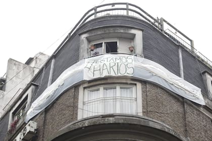 "Estamos hartos", reza la bandera que colgaron en el piso superior al departamento de Cristina Kirchner, en Juncal y Uruguay