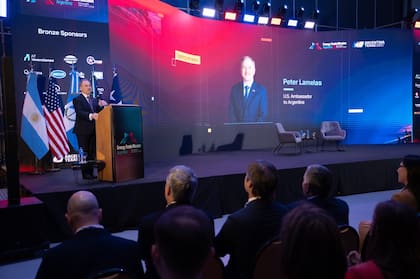 “Estamos listos para seguir impulsando, financiando de los Estados Unidos más allá del 2027, si la Argentina sigue avanzando hacia adelante y nunca hacia atrás”, sostuvo Lamelas durante el evento