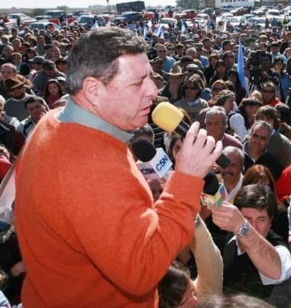 Alfredo De Angeli en una asamblea en Gualeguaychú