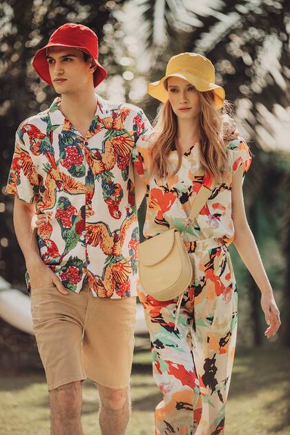 ESTAMPA TROPICAL. Camisa estampada y bermudas (Levi’s). Top y pantalón de seda (Mirta Armesto), bandolera de cuero con guitar stripe (Lazaro)