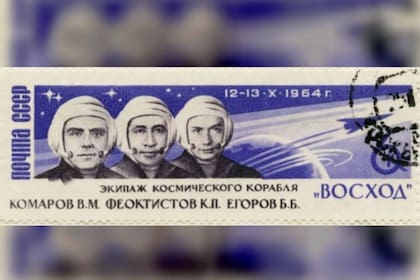 Estampilla conmemorativa de Voskhod 1 con los cosmonautas Vladimir Mikhaylovich Komarov, Konstantin Petrovich Feoktistov y Boris Borisovich Yegorov