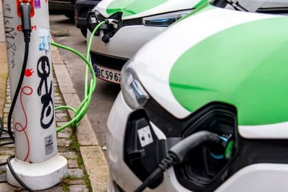 Están apareciendo cada vez más estaciones de recarga para autos eléctricos en los centros de las ciudades