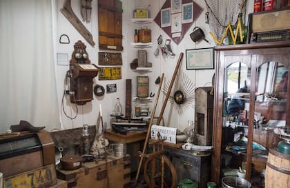 Rincón de antigüedades con objetos que dan cuenta de los primeros años de la estancia.