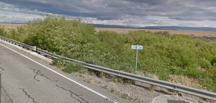 Estancia Río Bote. El río que le da nombre la estancia, atraviesa el establecimiento y desemboca en el río Santa Cruz, límite norte de la estancia. Imagen captura de Google Street View