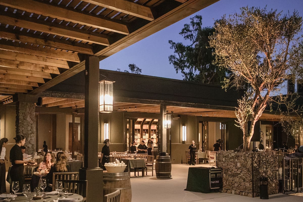 Estancia Vigil en Cardales cuenta con un patio con viñedos en estilo menduco, sumado a un menú de tres pasos con entrada, plato y postre a cargo del chef Diego Irato