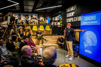 Estanislao Bachrach dio una charla con herramientas para mejorar el rendimiento en el deporte.