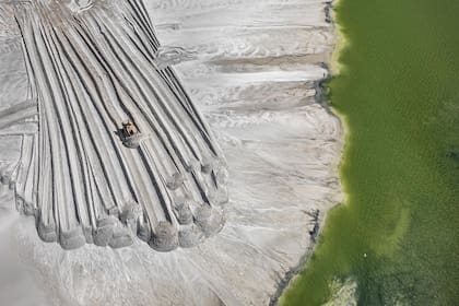 Estanque de relave de fósforo cerca de Lakeland, Florida, una de las fotografías de Edward Burtynsky que integran la muestra