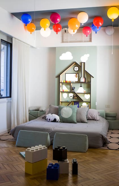 Estantería-casita (Irizar Kon). Sofá modular para juego en verde (Rincón). Sobre la cama, almohadones (De Levie Casa).