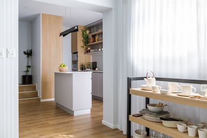 Estantería y muebles de melamina ‘Roble Natural’ con frentes laqueados (Egger), diseñados por las responsables de la reforma.