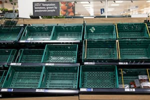 Estanterías vacías y un PBI peor que el de Rusia: 4 síntomas del mal momento que enfrenta la economía de Reino Unido
