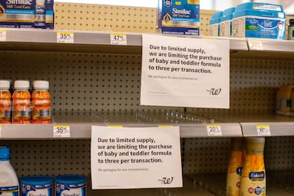 Estantes escasamente abastecidos en un Walgreens en San Antonio, 10 de mayo de 2022.