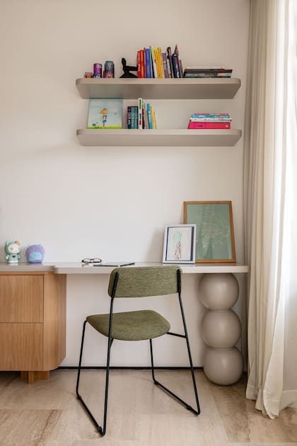 Estantes flotantes y una superficie de trabajo compacta conforman un sector de estudio práctico y despejado. La integración con el mueble bajo permite optimizar el espacio y mantener el orden visual.