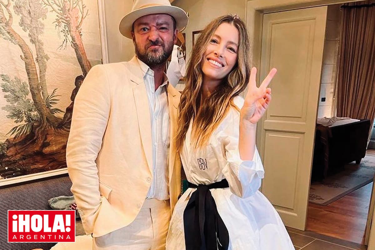 “¡Estar casados es una aventura para toda la vida!”, escribió Jessica en Instagram. Ella volvió a lucir un vestido de Giambattista Balli, como en su boda.