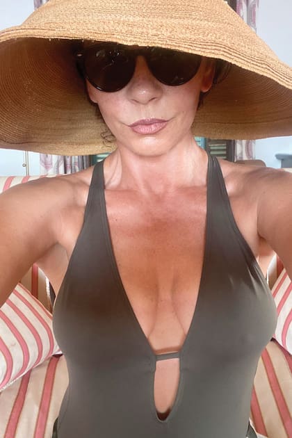Estar en modo vacaciones no impidió que la actriz desplegara todo su estilo. Sombreros, maxianteojos oscuros y vestidos con transparencias fueron parte de su valija de viaje.