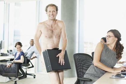 Estar vestido de manera inapropiada en un sueño, estar desnudo o no poder encontrar un baño pueden representar escenarios de vergüenza o modestia