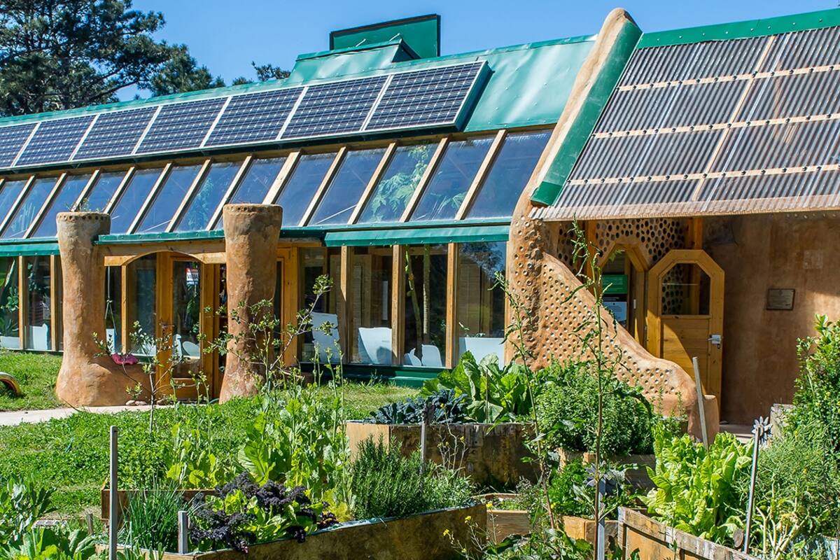 El arquitecto Michael Reynolds promueve la biotectura: construcciones sencillas y autosustentables, levantadas a mano con los materiales que ofrece la tierra
