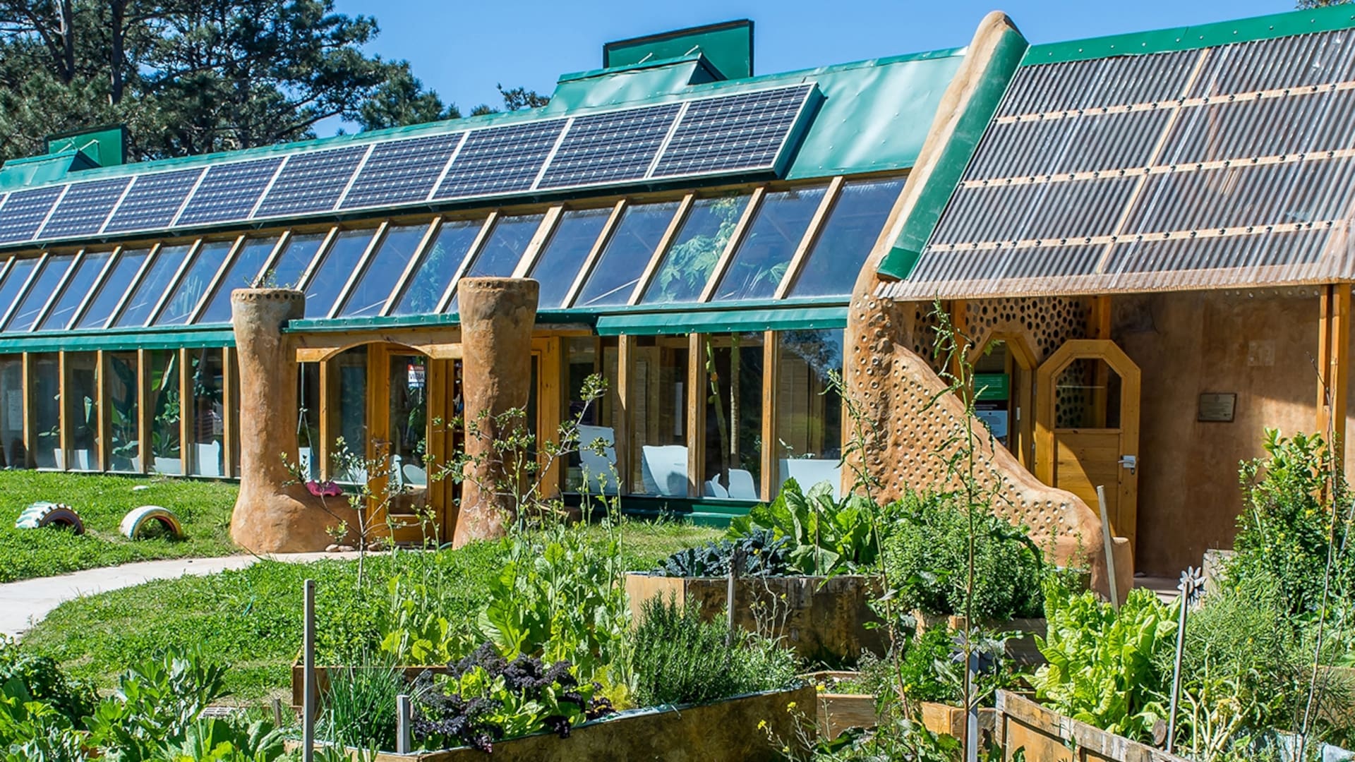 El arquitecto Michael Reynolds promueve la biotectura: construcciones sencillas y autosustentables, levantadas a mano con los materiales que ofrece la tierra