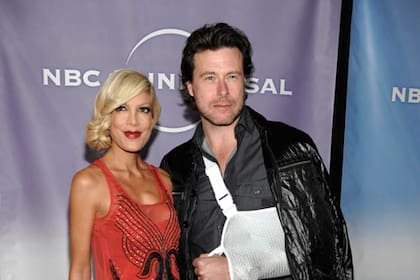 ¿Estaremos acá ante un caso de violencia doméstica? La actriz Tori Spelling y Dean MCDermott asistieron a una fiesta de la NBC.