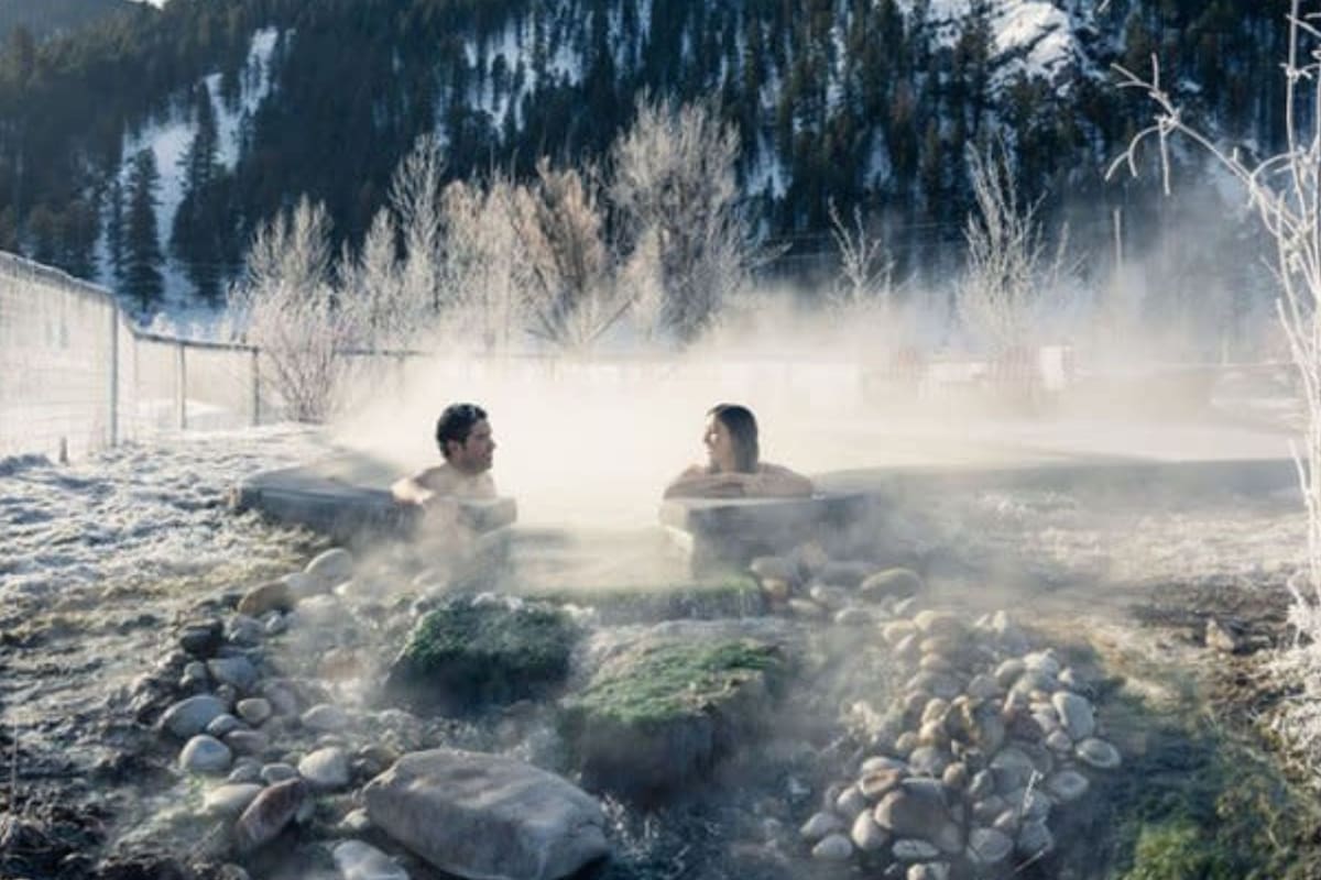 Estas aguas termales tienen propiedades benéficas para la salud y se encuentran rodeadas de naturaleza para olvidarse del frío del invierno (TravelWyoming)