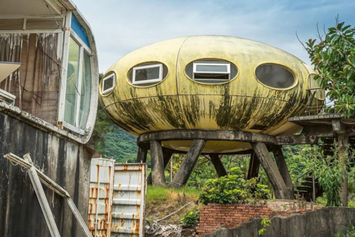 Estas casas abandonadas en una playa recóndita de Asia es uno de los lugares que incluye el libro que sigue a la fotógrafa Ikumi Nakamura.