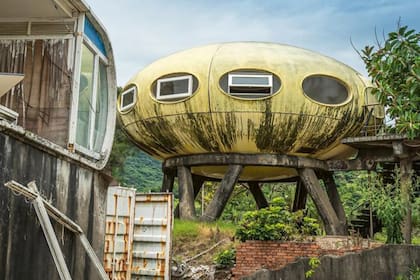 Estas casas abandonadas en una playa recóndita de Asia es uno de los lugares que incluye el libro que sigue a la fotógrafa Ikumi Nakamura.