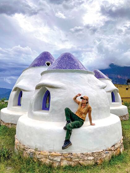 Estas casitas blancas (muy onda islas griegas) cortan el verde imponente de las yungas en el pueblo de San Francisco.