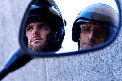 Estás conduciendo un dibujo, Lisandro Rodriguez, el conductor, y el cronista, el pasajero de esta moto performance