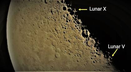 Estas letras transitorias son visibles en la superficie lunar durante aproximadamente cuatro horas, una vez al mes