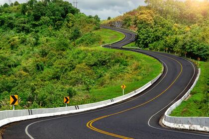 Estas líneas dobles se colocan en zonas donde adelantar sería peligroso, como en carreteras estrechas, curvas o zonas con visibilidad limitada